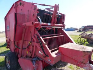 LOT 114 MF 1565 ROUND BALER 