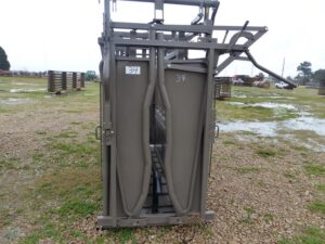 LOT 34 HD SQUEEZE CHUTE WITH VET CAGE 2