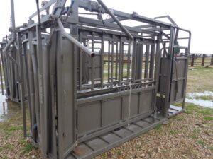 LOT 34 HD SQUEEZE CHUTE WITH VET CAGE 
