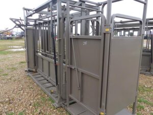 LOT 34 HD SQUEEZE CHUTE WITH VET CAGE 