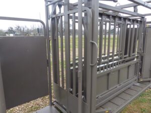 LOT 34 HD SQUEEZE CHUTE WITH VET CAGE 