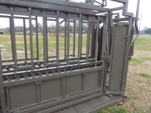 LOT 34 HD SQUEEZE CHUTE WITH VET CAGE 