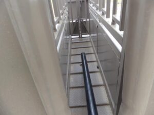 LOT 34 HD SQUEEZE CHUTE WITH VET CAGE 