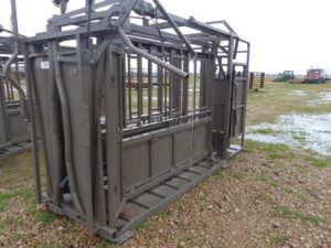 LOT 34 HD SQUEEZE CHUTE WITH VET CAGE 
