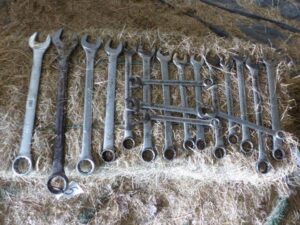 LOT 105 LARGE COMBINATION WRENCHES