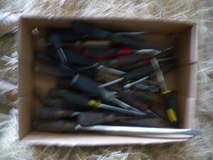 LOT 116 BOX OF MISCELLANEOUS SCREWDRIVERS 