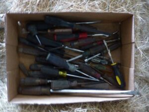 LOT 116 BOX OF MISCELLANEOUS SCREWDRIVERS 