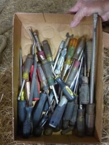 LOT 116 BOX OF MISCELLANEOUS SCREWDRIVERS 