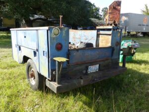 LOT 13 TRUCK BED BUMPER PULL TRAILER WITH VISE 