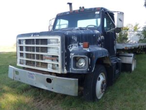 LOT 25 1989 INTERNATIONAL S2600 TRACTOR TRUCK 