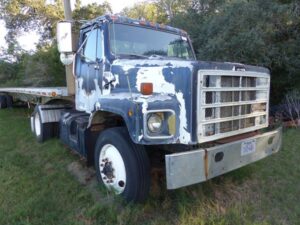 LOT 25 1989 INTERNATIONAL S2600 TRACTOR TRUCK 