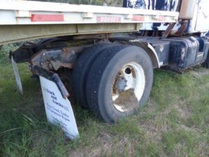 LOT 25 1989 INTERNATIONAL S2600 TRACTOR TRUCK 
