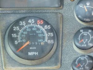 LOT 25 1989 INTERNATIONAL S2600 TRACTOR TRUCK 