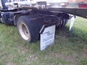 LOT 25 1989 INTERNATIONAL S2600 TRACTOR TRUCK 