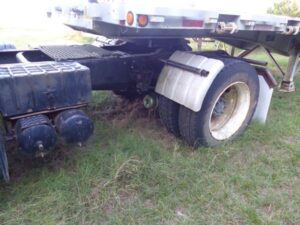 LOT 25 1989 INTERNATIONAL S2600 TRACTOR TRUCK 