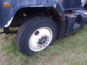 LOT 25 1989 INTERNATIONAL S2600 TRACTOR TRUCK 