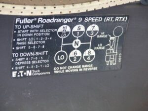 LOT 25 1989 INTERNATIONAL S2600 TRACTOR TRUCK 