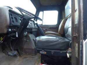 LOT 25 1989 INTERNATIONAL S2600 TRACTOR TRUCK 