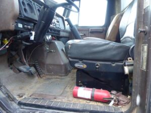 LOT 25 1989 INTERNATIONAL S2600 TRACTOR TRUCK 