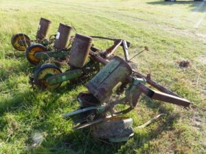 LOT 36 JD 71 4 ROW PLANTER ON LELY BAR 