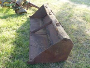 LOT 37 JD QT LOADER BUCKET 