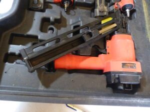 LOT 42 CAMPBELL HAUSFELD NAIL GUN SET 