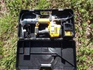 LOT 68 DEWALT MODEL DCGG571 2O VOLT CORDLESS GREASE GUN 