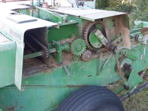 LOT 7 JD 348 SQUARE BALER 