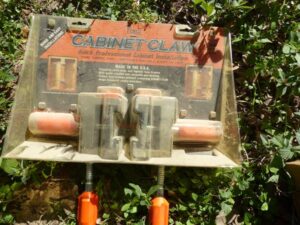 LOT 70 BOX OF MISCELLANEOUS WOOD CLAMPS 