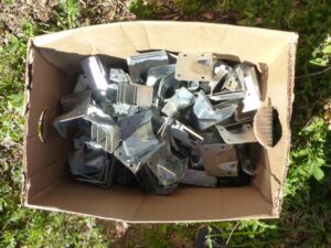 LOT 71 BOX OF T HINGES & MISCELLANEOUS BRACKETS