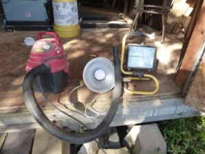 LOT 72 FLOODLIGHT, SHOP LIGHT, HANGUP MINI SHOP VAC