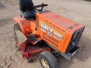 LOT 3757 KUBOTA G6200 DIESEL RIDING MOWER 8