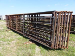 LOT 4280 8 24 FT FREESTANDING PANELS WITH 1 8 FT GATE 