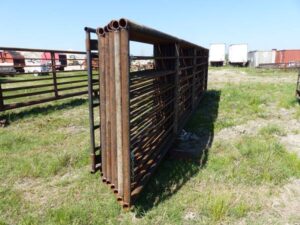 LOT 4280 8 24 FT FREESTANDING PANELS WITH 1 8 FT GATE 