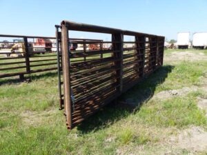 LOT 4280 8 24 FT FREESTANDING PANELS WITH 1 8 FT GATE 