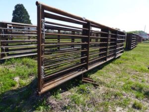 LOT 4280 8 24 FT FREESTANDING PANELS WITH 1 8 FT GATE 