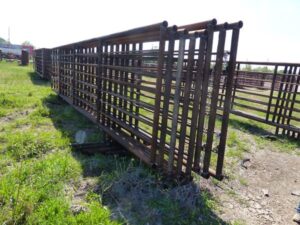 LOT 4280 8 24 FT FREESTANDING PANELS WITH 1 8 FT GATE 
