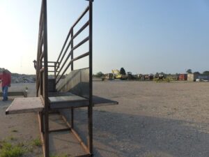 LOT 1943 18 FT LIVESTOCK DOUBLE LOADING CHUTE 