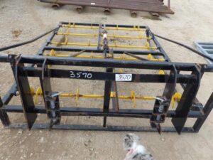 LOT 3570 HYDRAULIC QT SQUARE BALE HAY GRAPPLE 