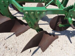 LOT 5322 JOHN DEERE 4 BOTTOM MOLDBOARD PLOW 