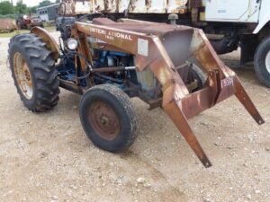 LOT 5354 FORD 3000 TRACTOR WITH IH 1501 FE LOADER 