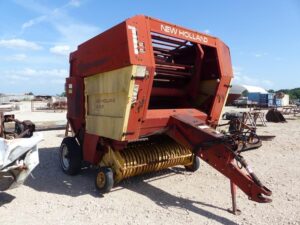 LOT 5604 NEW HOLLAND 853 ROUND BALER 