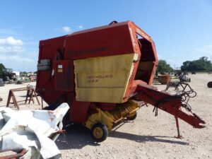 LOT 5604 NEW HOLLAND 853 ROUND BALER 
