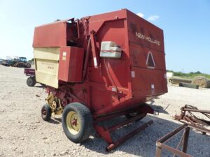 LOT 5604 NEW HOLLAND 853 ROUND BALER 