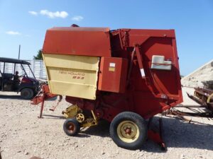 LOT 5604 NEW HOLLAND 853 ROUND BALER 