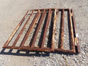 LOT 5607 2 4 FT PIPE GATES 