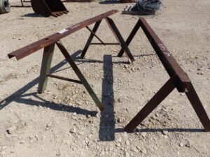 LOT 5614 2 METAL SAW HORSES 
