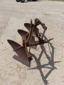 LOT 5694 MASSEY FERGUSON 3 PT 3 ROW PLOW 