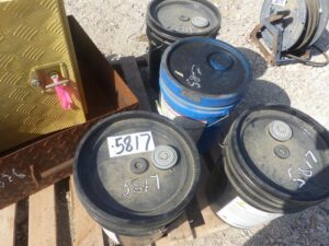LOT 5817 4 5 GALLONS SYNTHETIC BLEND LUBERICANT 