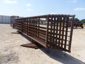 LOT 5920 8 24 FT FREESTANDING PANELS WITH 12 FT GATE 